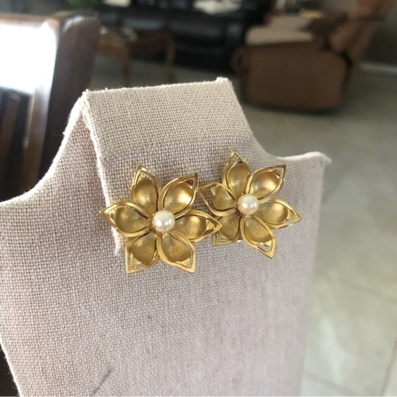 Vintage Flower Design Faux Pearl ClipOn Earrings - Picture 2 of 4